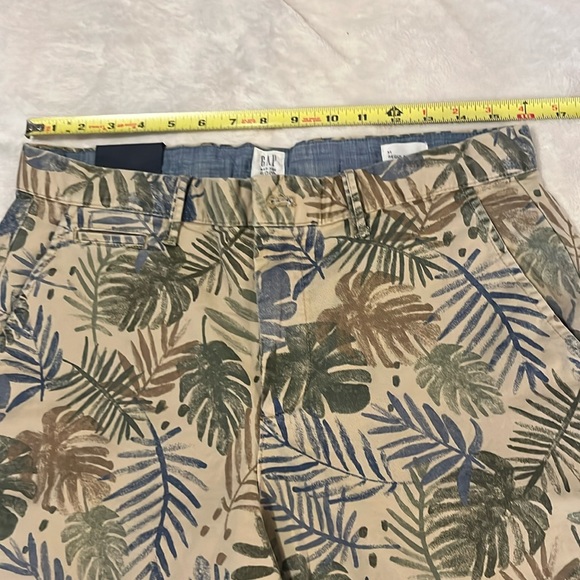 Gap Stretch 10” Hit At Knee Shorts NWT Sz 31 - Picture 2 of 7